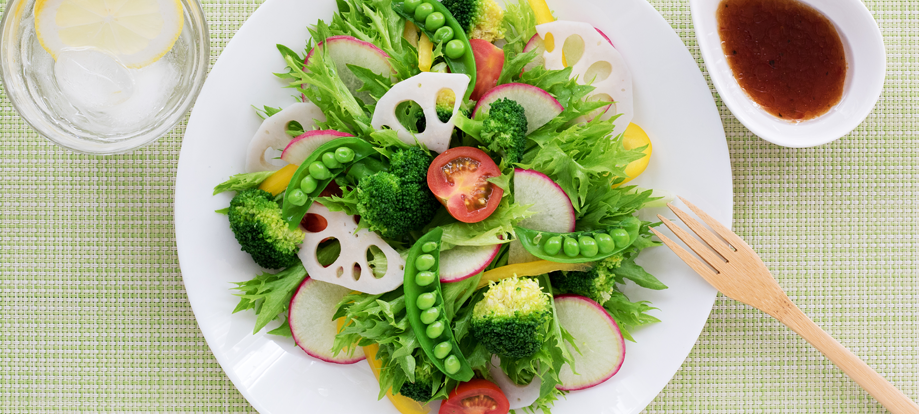 緑黄色野菜サラダのイメージ画像